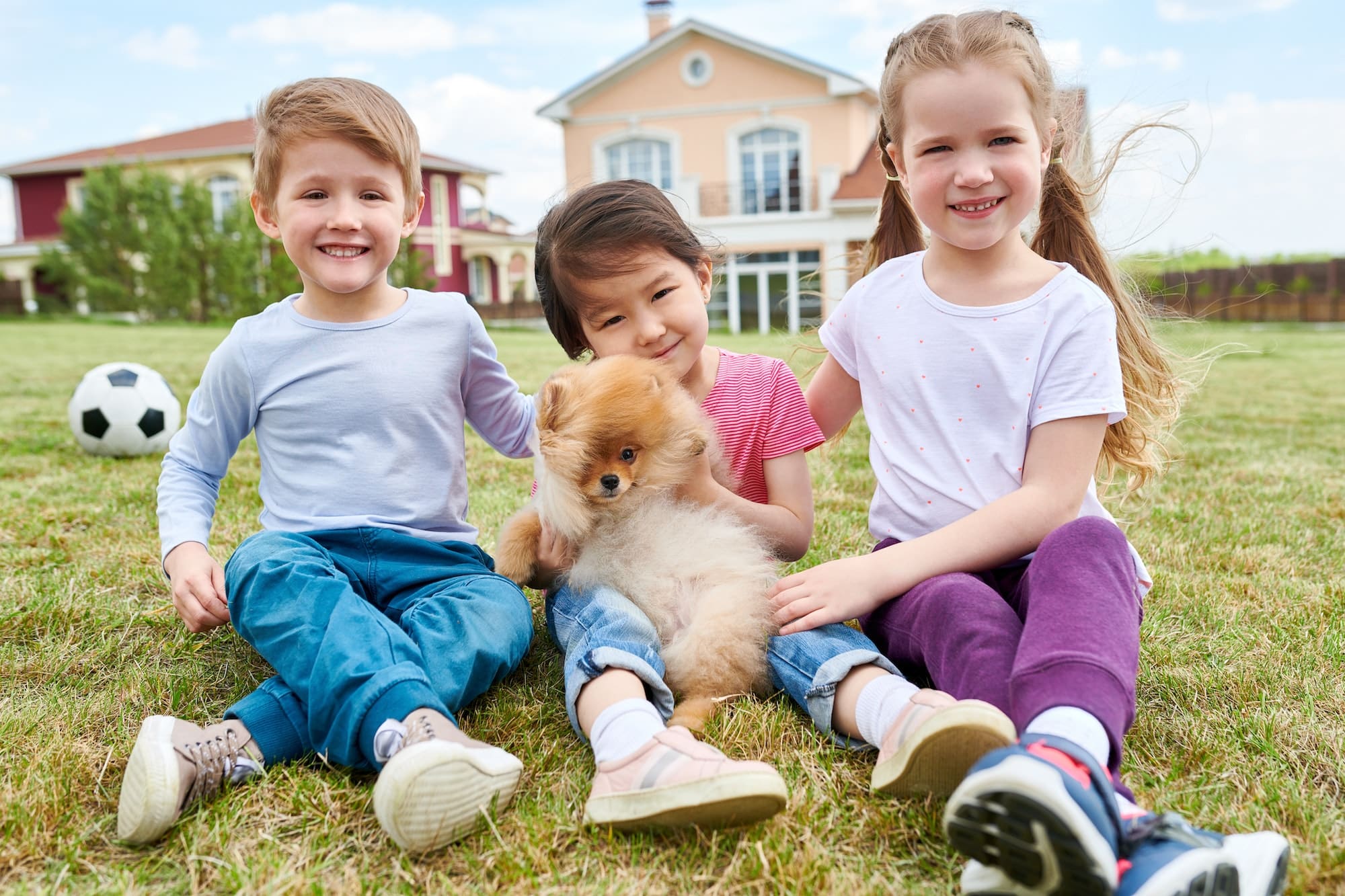 Glückliche Kinder spielen mit Hund