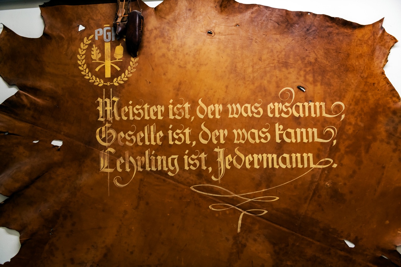 Traditioneller Spruch zu Meister, Geselle und Lehrling auf einer Lederhaut