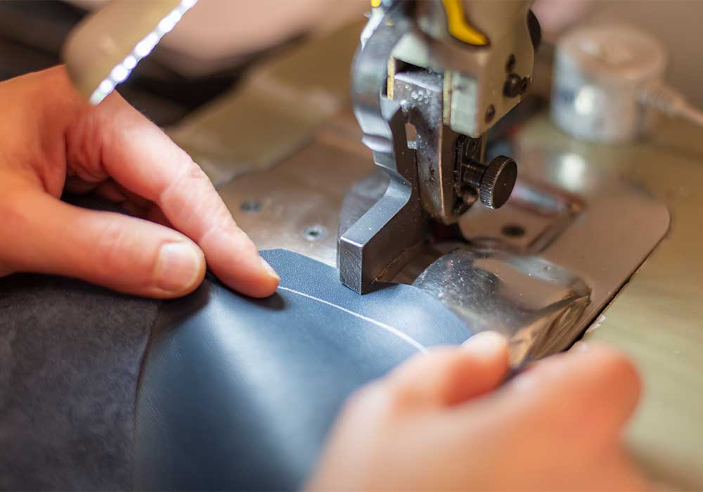 Fertigung orthopädischer Schuhe, Nähmaschine