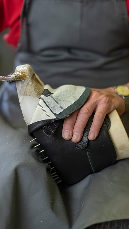 Arbeiten an einem Maßschuh in der Meisterwerkstatt von Kannegießer