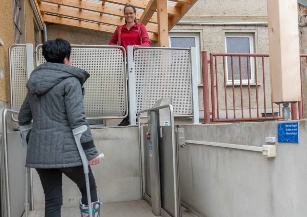 Personenlift, Barrierefreiheit an der Hofeinfahrt von Kannegießer