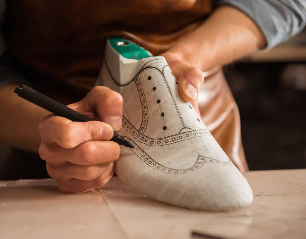 Lederform skizzieren auf einem Schuhleisten